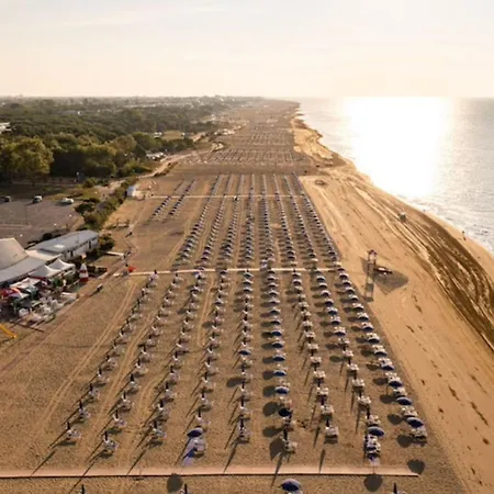 Comfy Flat With Pool In Lägenhet