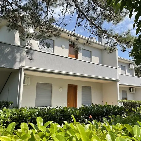 Apartment Comfy Flat With Pool In